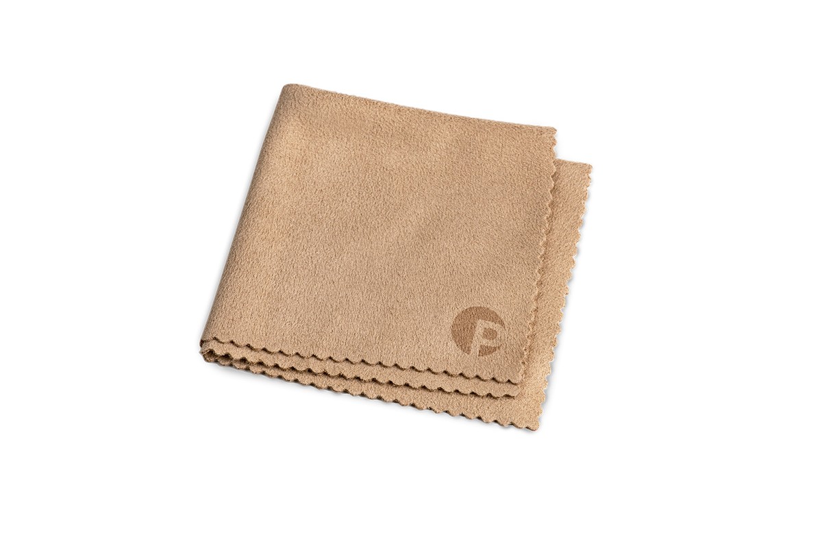 Gefaltetes beiges Mikrofasertuch mit Logo