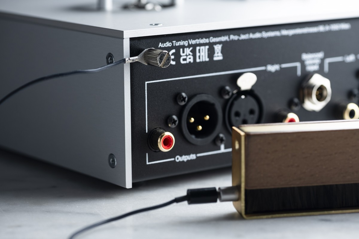 Spazzola collegata con il cavo al retro di un apparecchio hi-fi