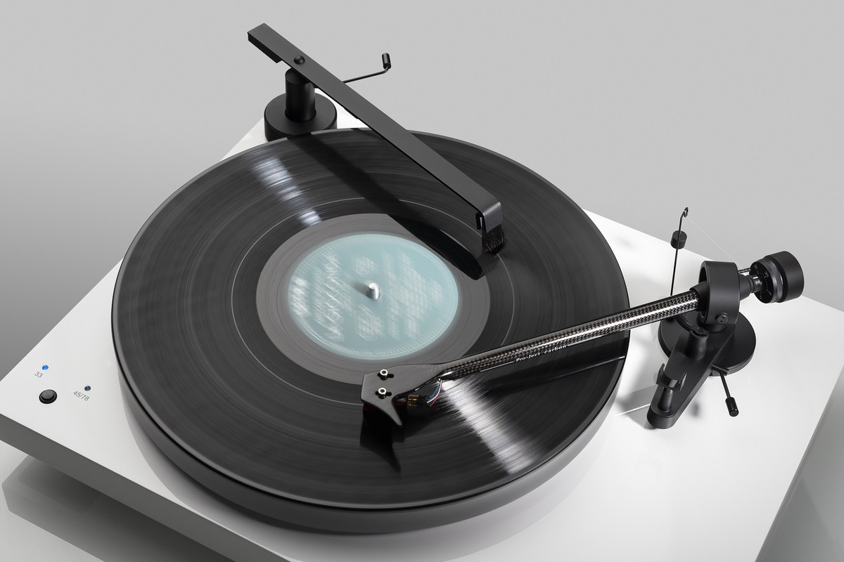 Spazzola appoggiata su un giradischi con le setole su un disco in riproduzione