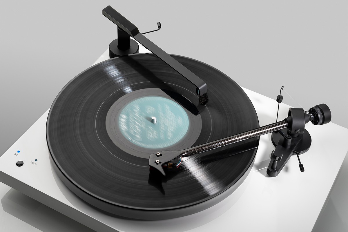 Spazzola nera su un giradischi grigio con le setole su un disco in riproduzione