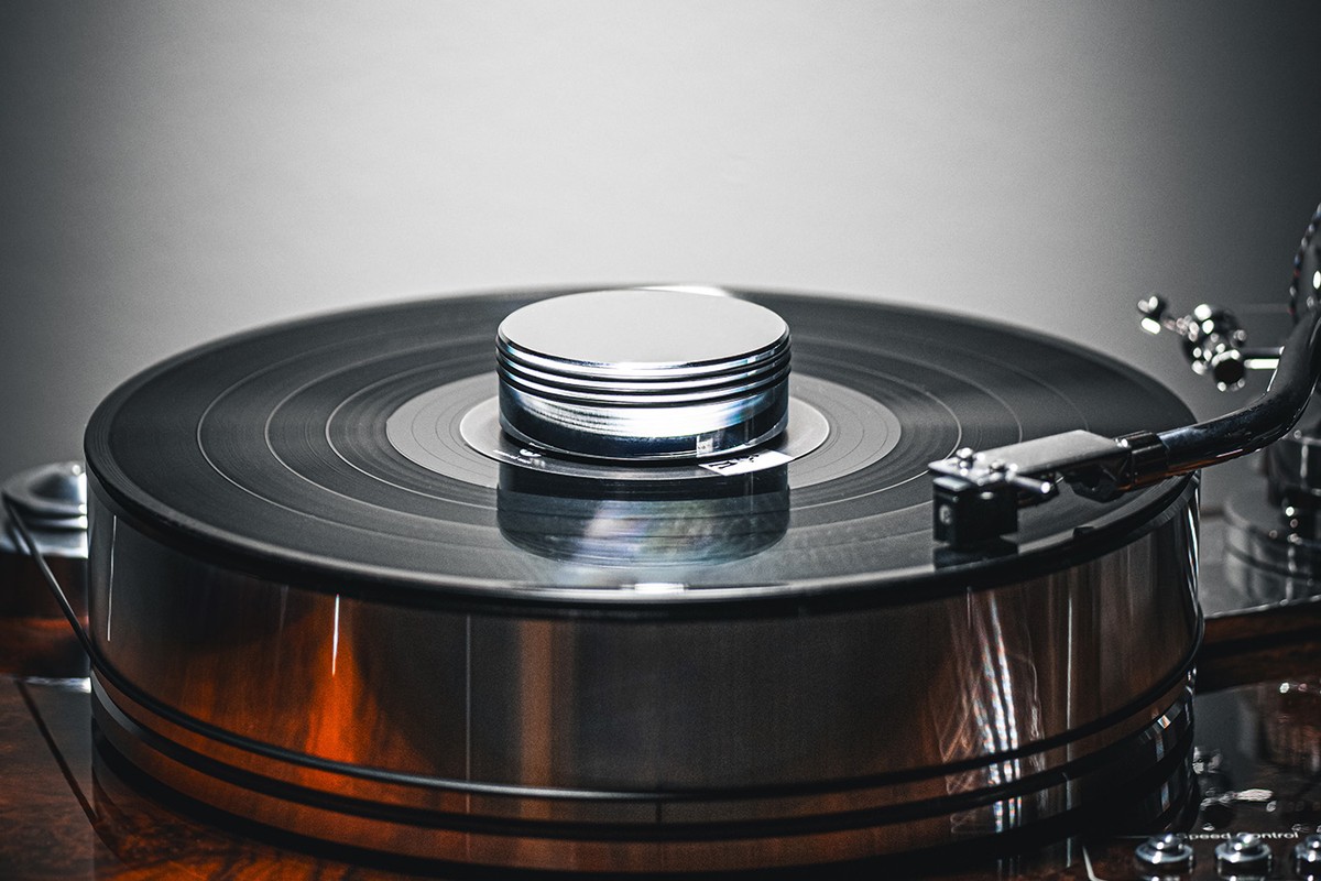 Chrome puck in the centre of a record on a turntable