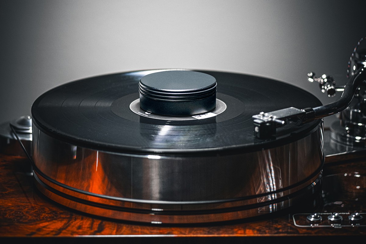 Black puck on the record of a turntable with a massive platter