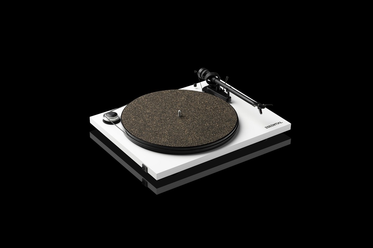 White turntable fitted with a cork mat on a black background