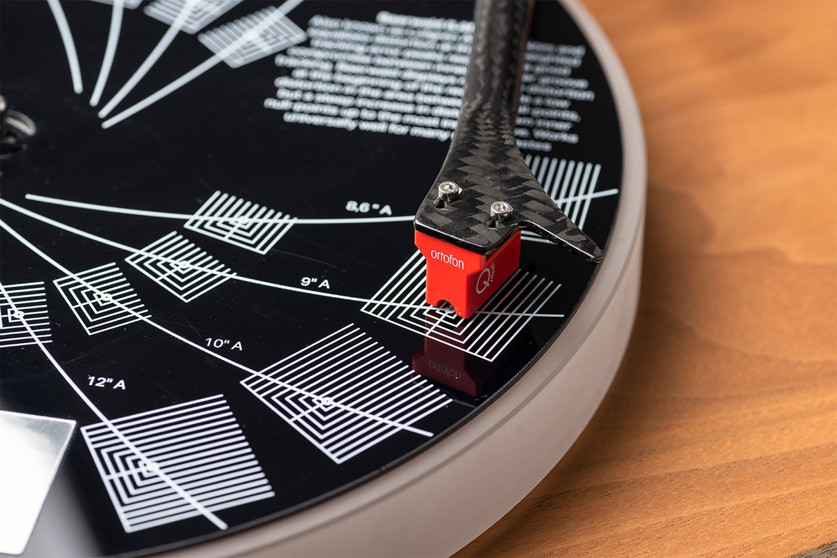 Red cartridge aligned on the printed marks of the protractor