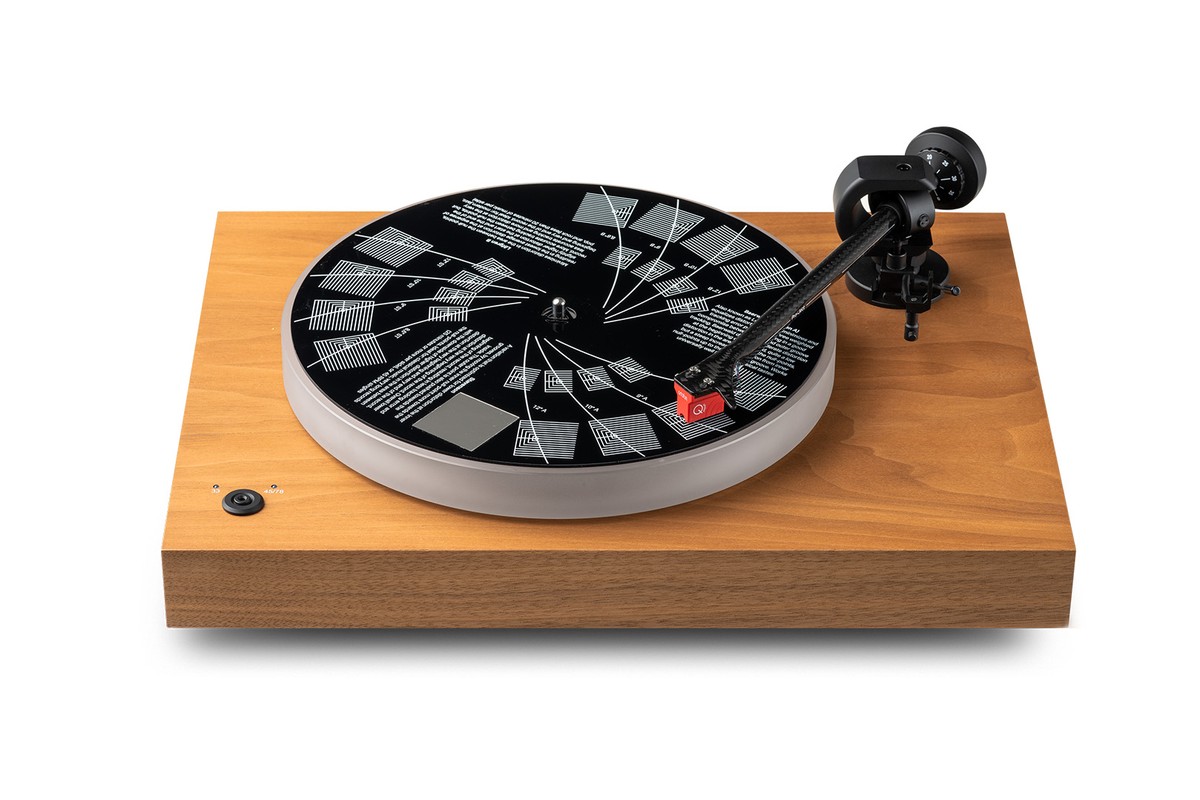 Black protractor on the platter of a wooden turntable