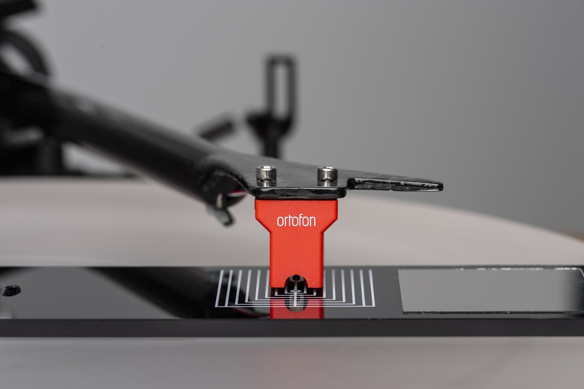 Red cartridge resting on the sighting plate