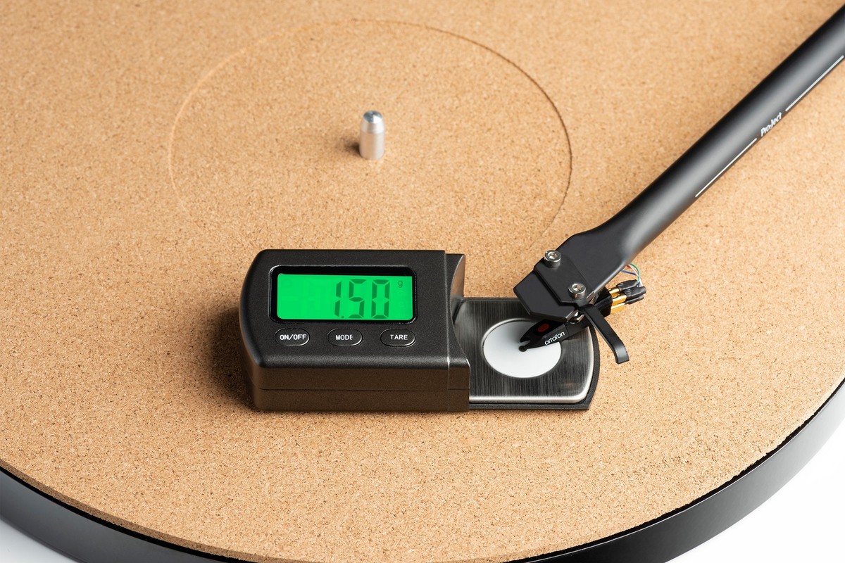 Scale on a cork mat with the stylus resting on it