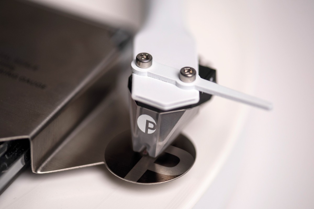 Cartridge resting on the measuring pad of the scale