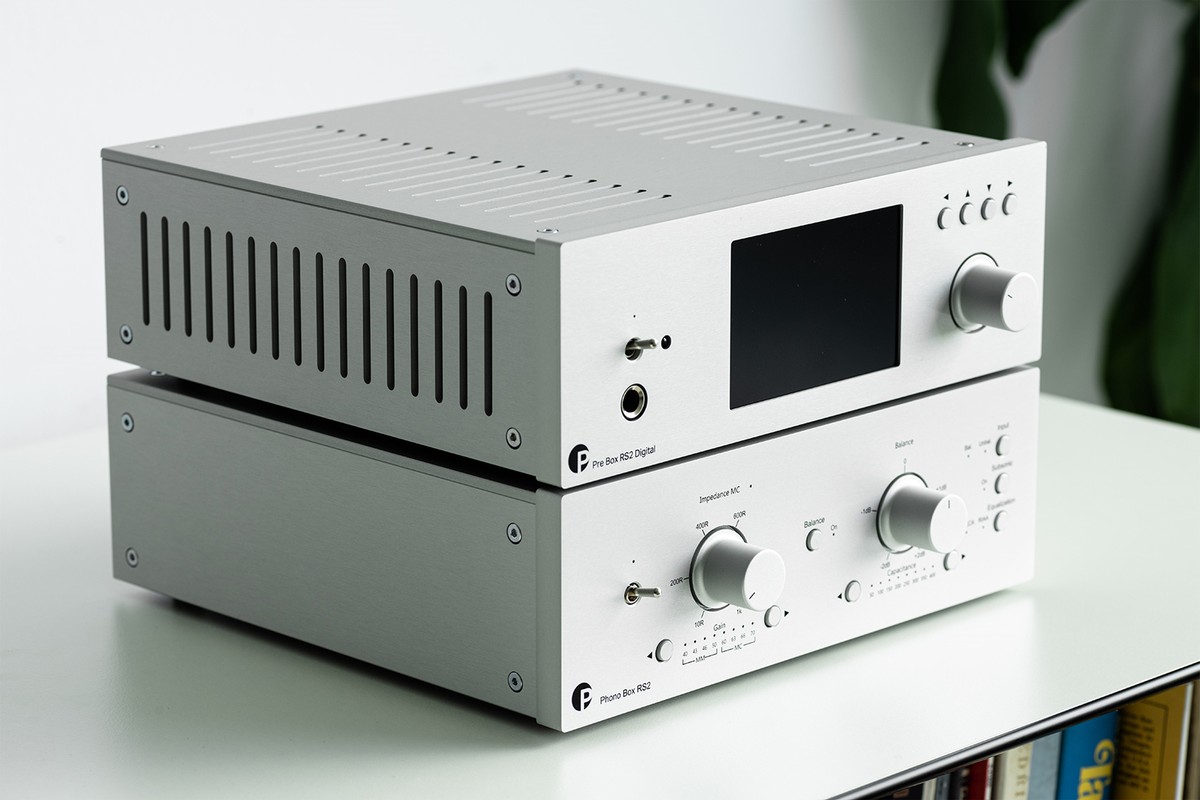 Preamplificatore argento sotto un secondo apparecchio Pro-Ject in soggiorno