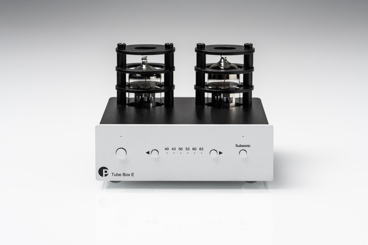 Preamplificatore argento con due valvole su fondo grigio