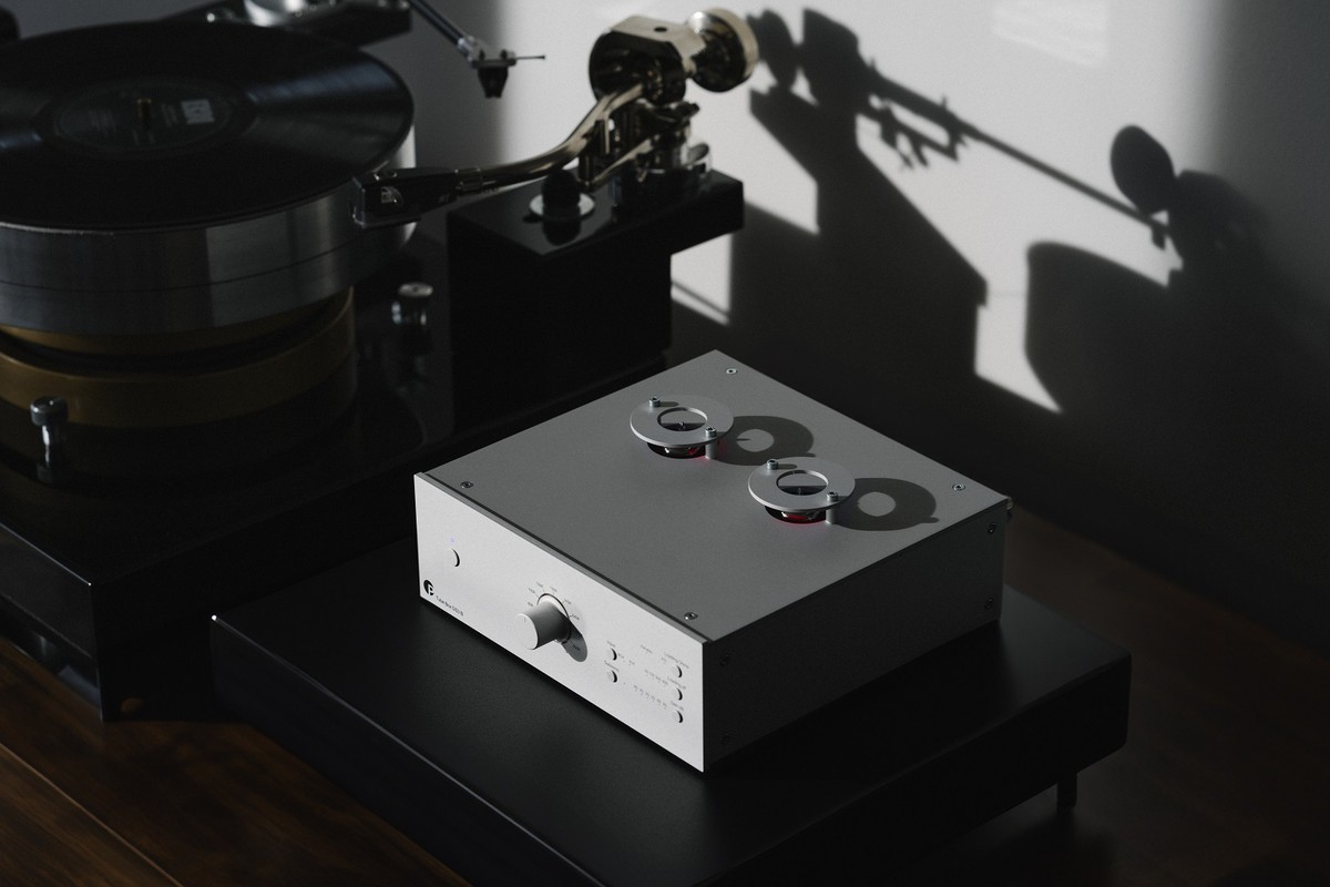 Preamplificatore argento accanto a un giradischi