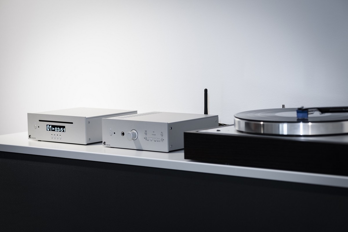 Système argent posé avec une platine vinyle