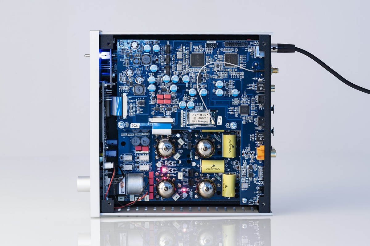 Vue intérieure des circuits sous le capot