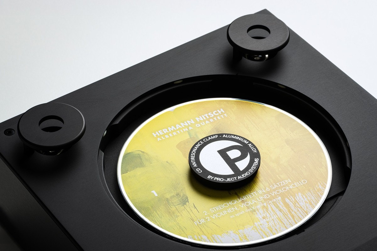 Lettore aperto con un CD bloccato dal pressore magnetico