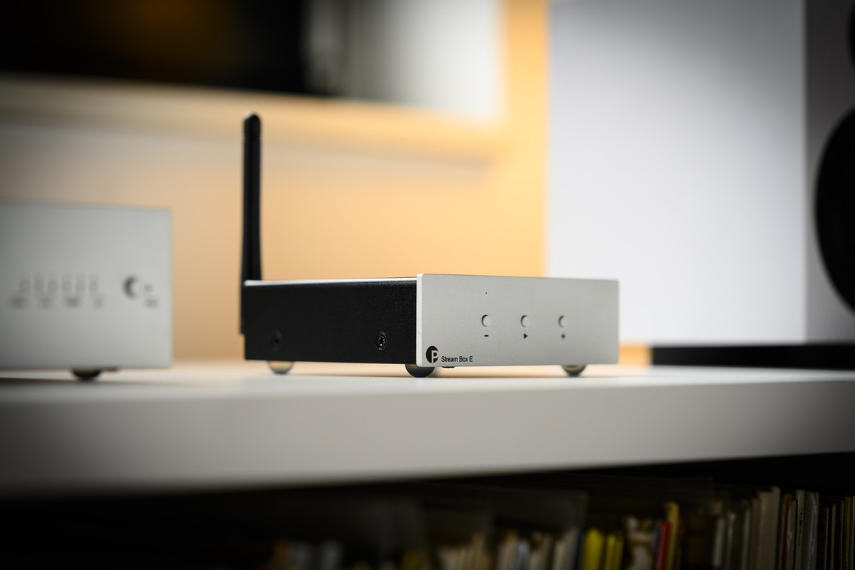 Streamer argento con antenna su un mobile