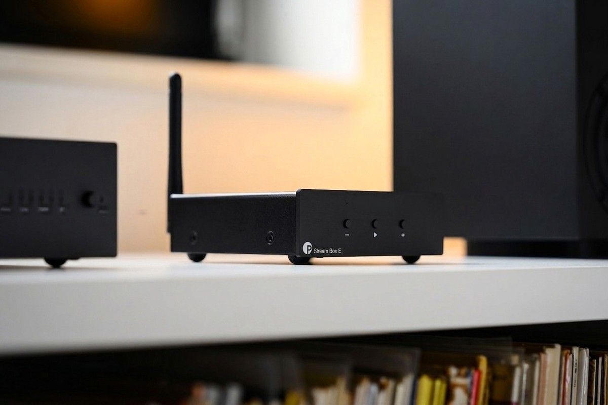 Streamer nero su un mobile vicino a un diffusore