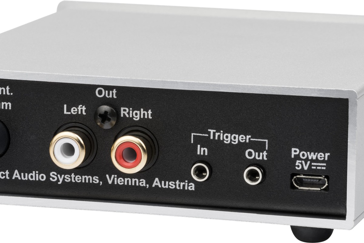 Rear panel with antenna socket, RCA outputs and trigger jacks
