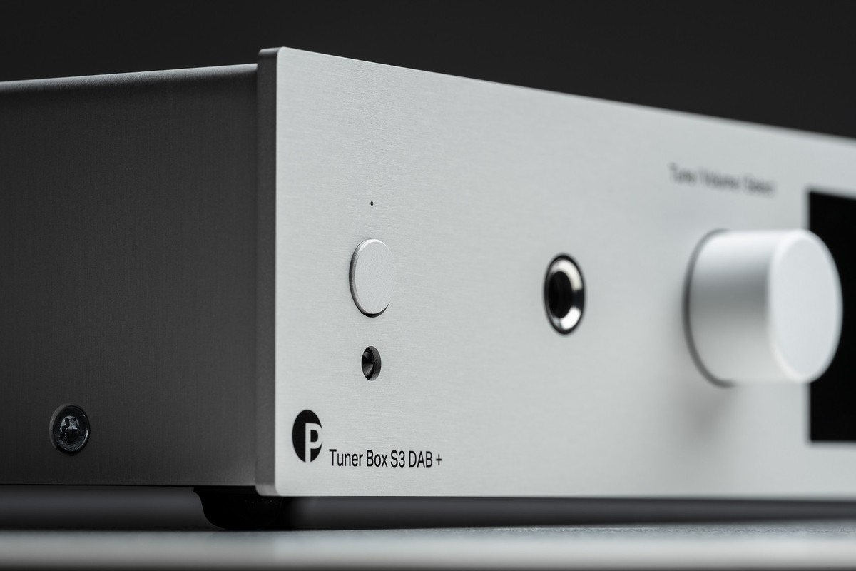 Silver front panel with headphone socket and tuning knob