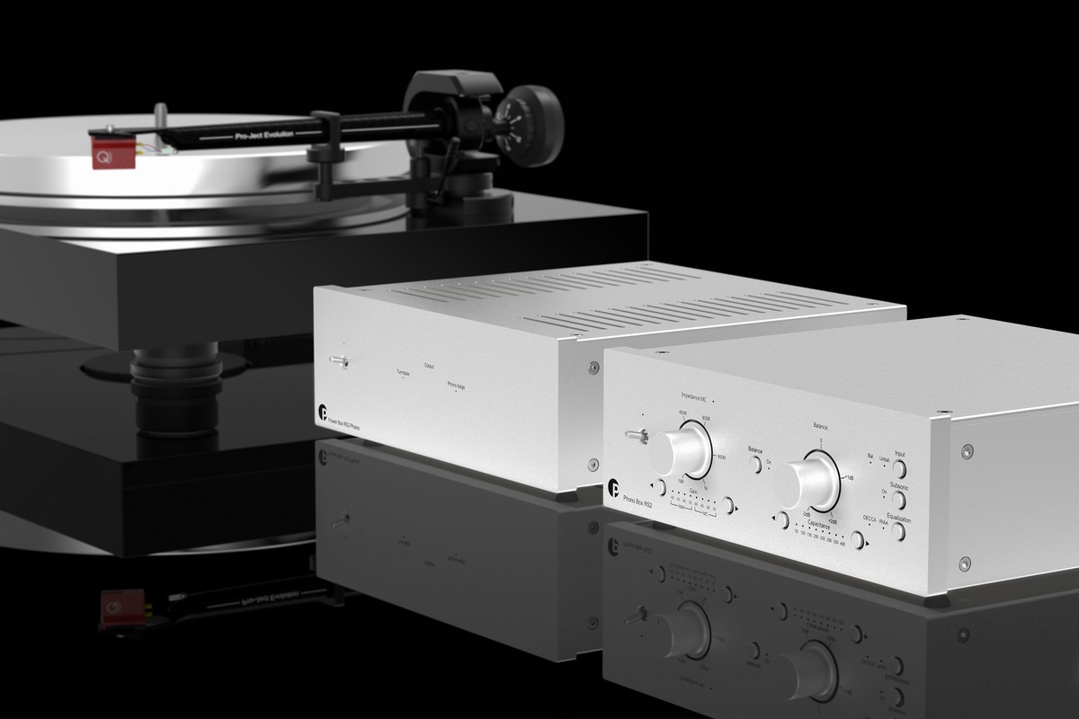 Alimentation argent à côté d'un préampli phono et d'une platine
