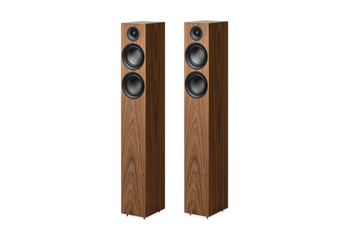 Paar Speaker Box 12 E Carbon in Nussbaum vor weissem Hintergrund