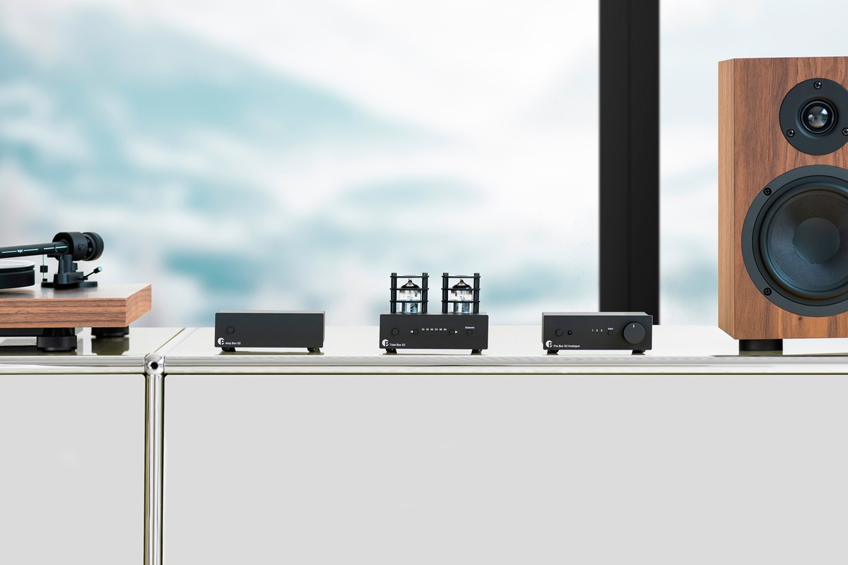 Hi-fi sideboard with a turntable, compact electronics and a speaker