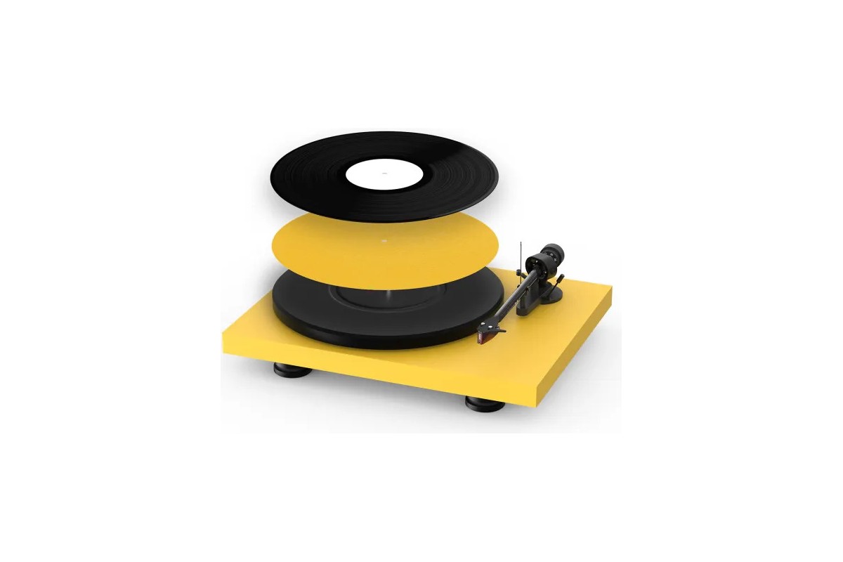 Feutrine jaune, disque vinyle et platine Debut Carbon EVO en vue éclatée