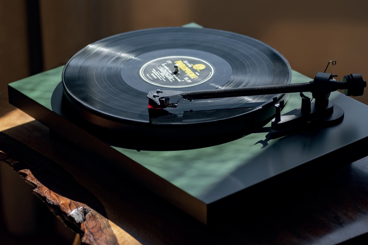 Platine vinyle jouant un disque sur un meuble bois