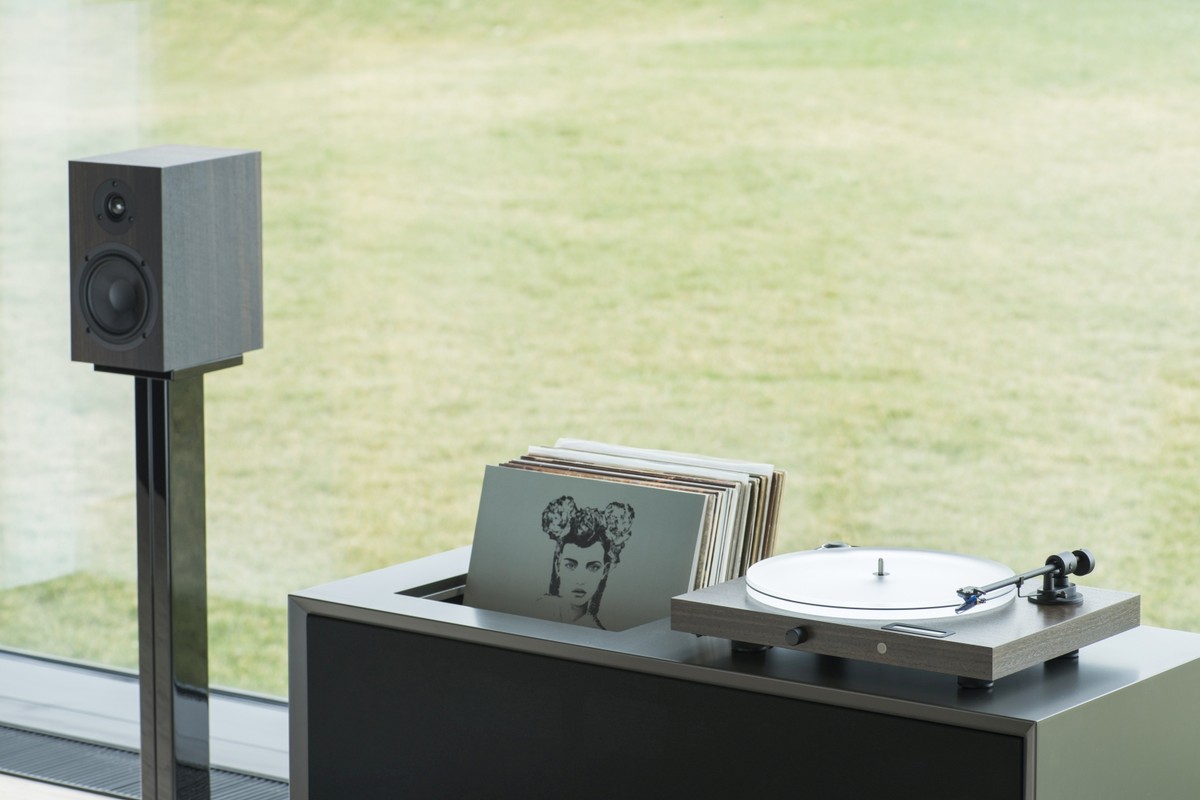 Système Pro-Ject Juke Box S2 avec enceintes en salon