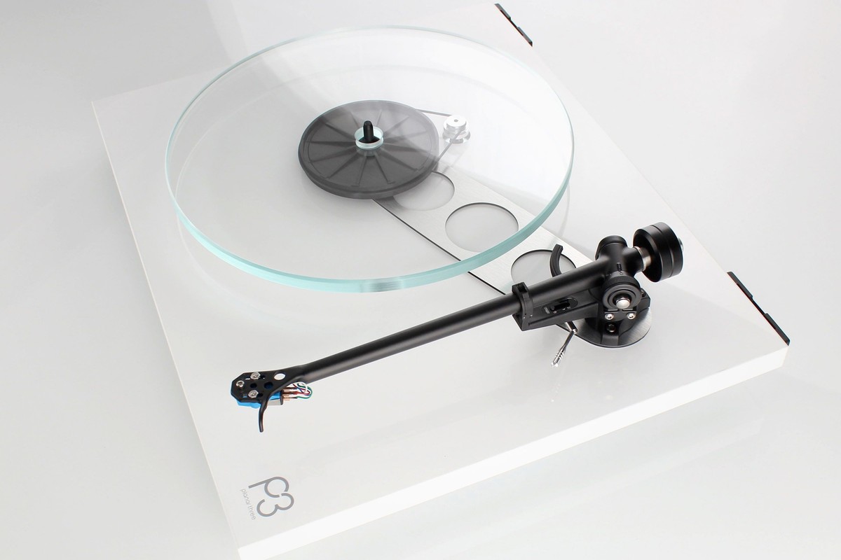 Platine vinyle Rega Planar 3 vue de dessus, bras au repos