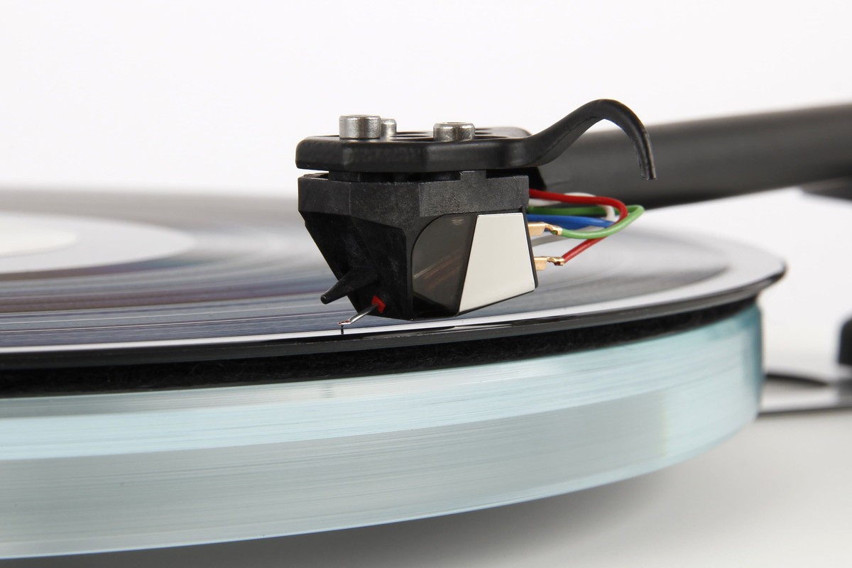 Cellule phono vue de face, diamant et cantilever au premier plan