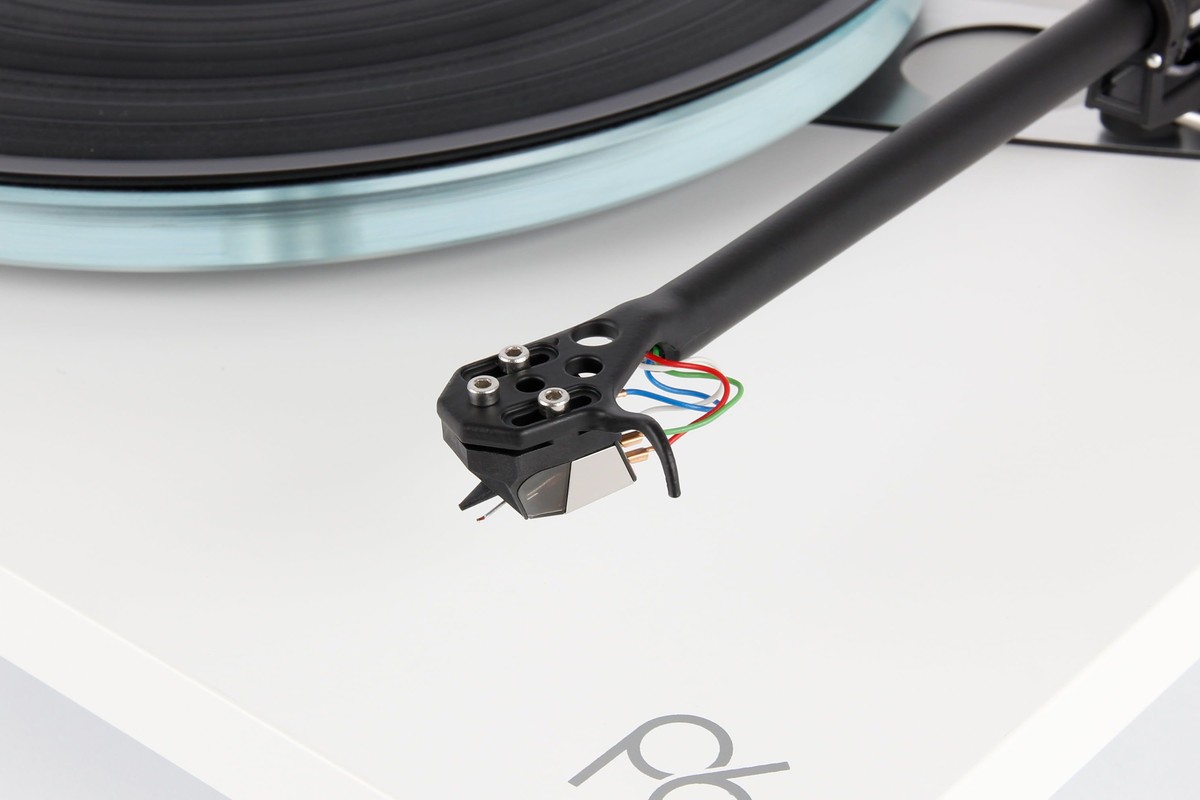 Corps d'une cellule phono de trois quarts, fenêtre translucide visible