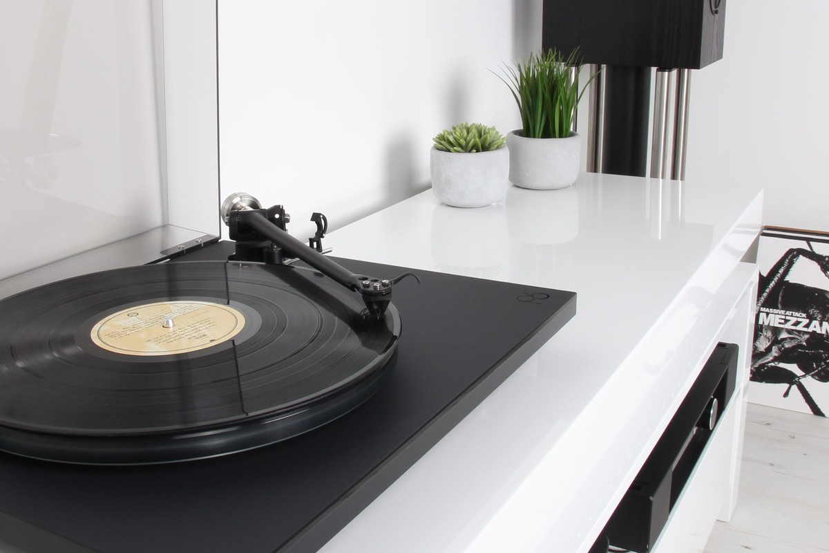 Bras de lecture et contrepoids d'une platine, vue rapprochée