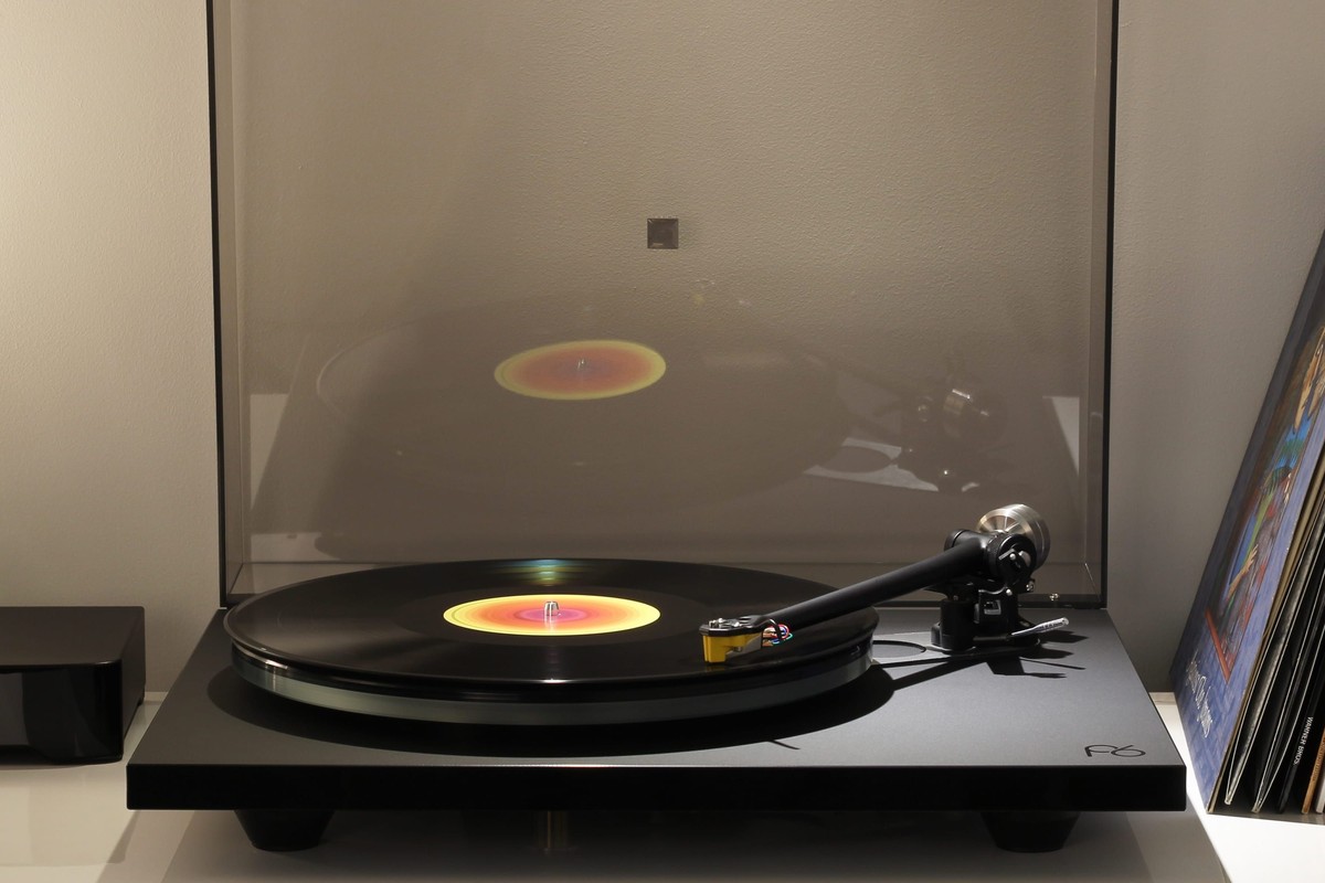 Plateau en verre posé sur une platine vinyle, vue de dessus