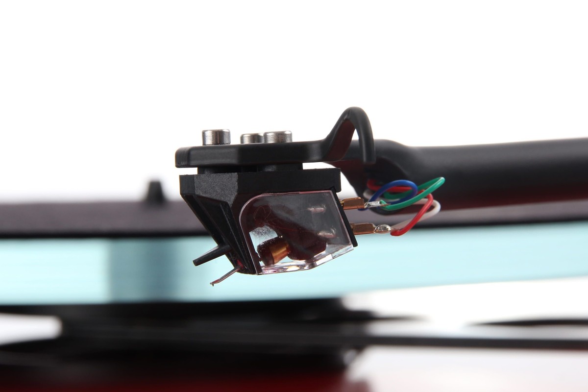 Cellule phono vue de trois quarts sur fond sombre