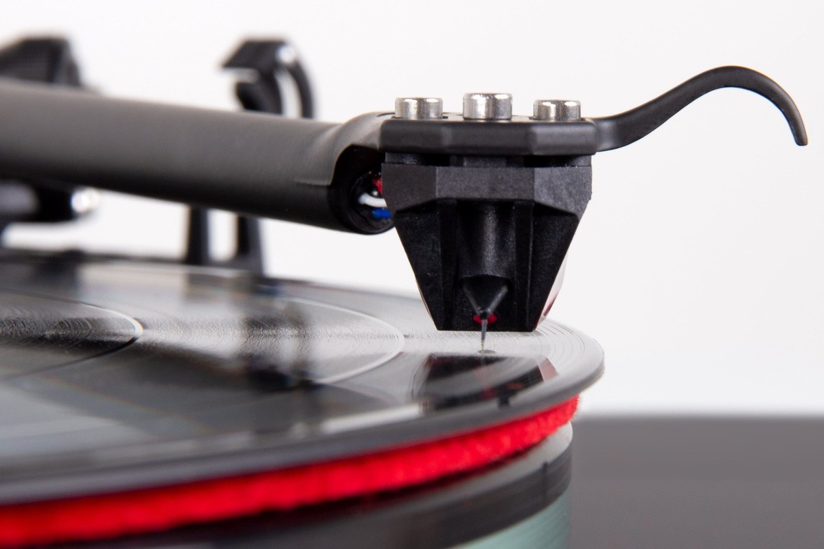 Corps de cellule phono vu de trois quarts sur fond sombre