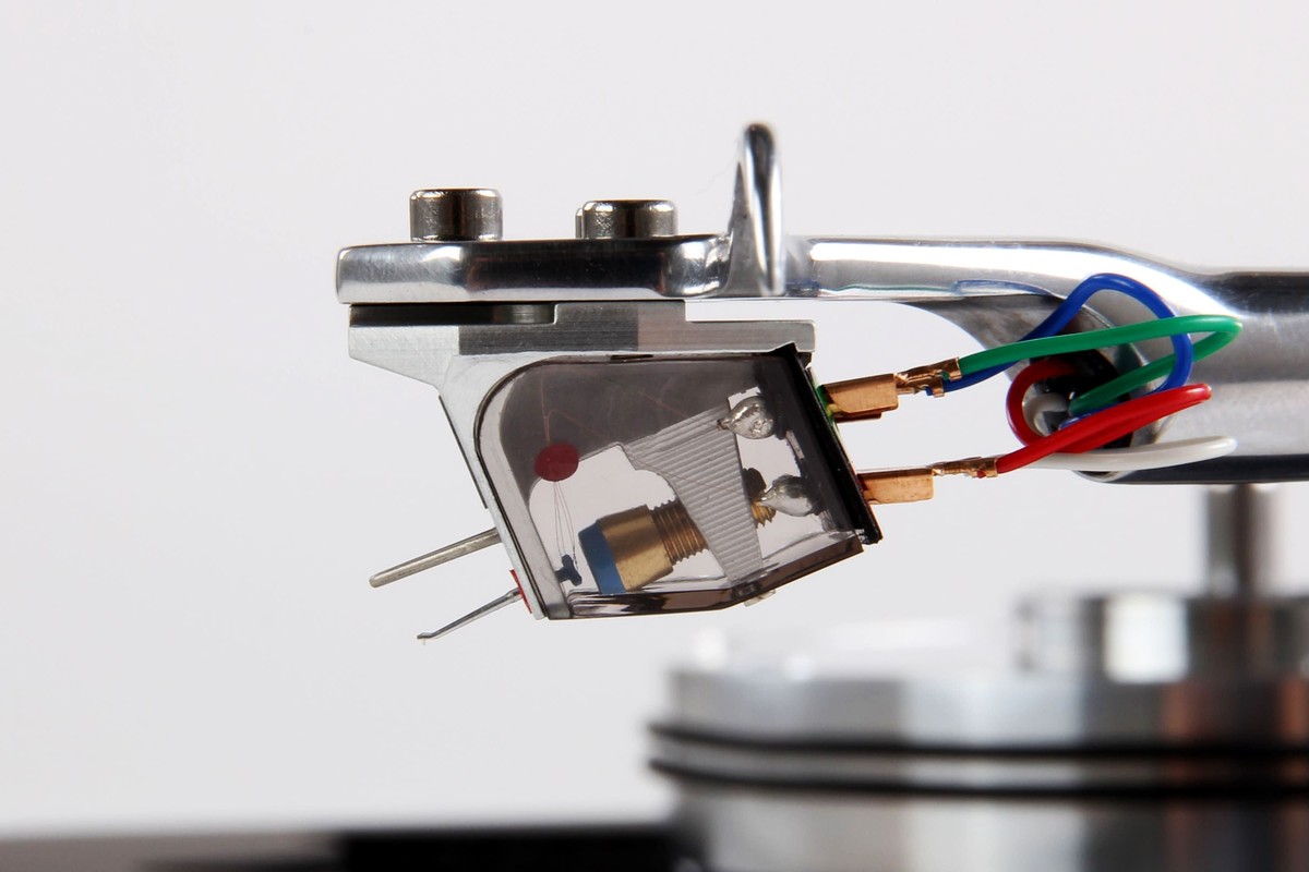 Pointe de lecture d'une cellule phono en gros plan au-dessus d'un disque