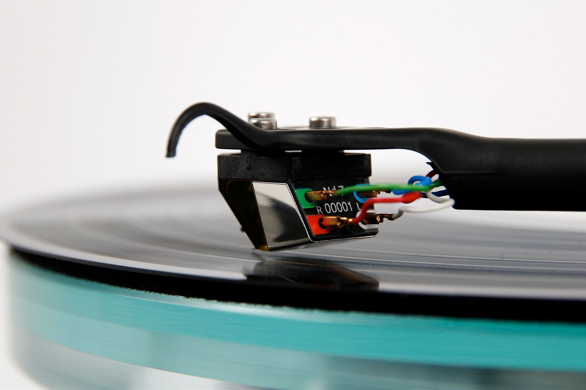 Platine vinyle en situation dans un salon, disque en lecture