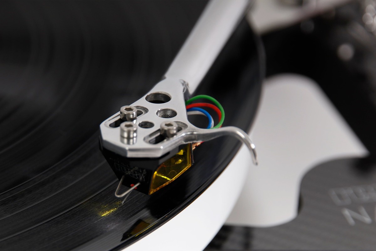 Cylindrical counterweight fitted at the rear of a tonearm