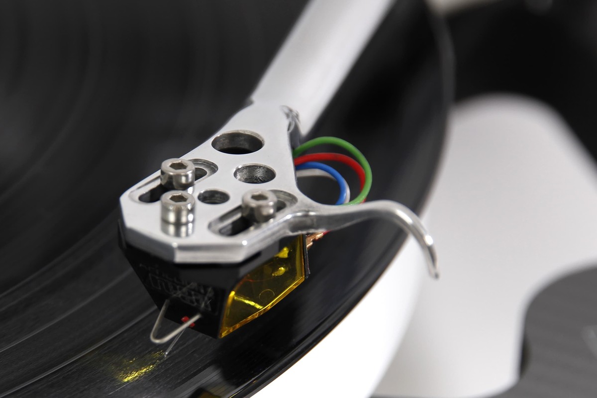 Polished tonearm tube, reflections on the surface