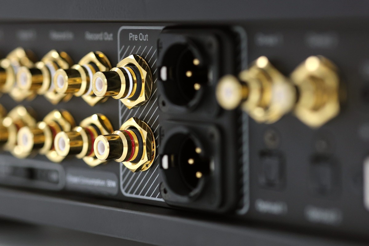 Préamplificateur Mercury Reference et sa télécommande rétroéclairée