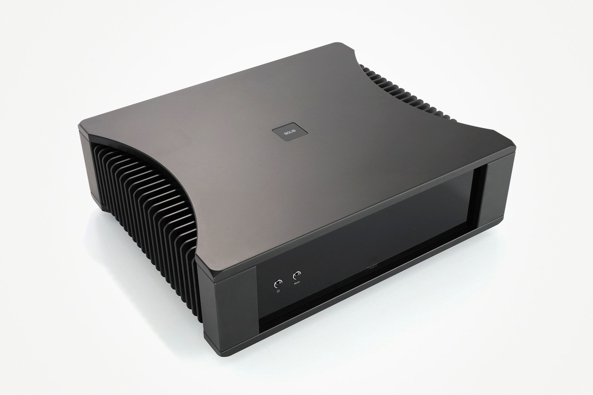 Amplificateur de puissance vu de face sur un meuble