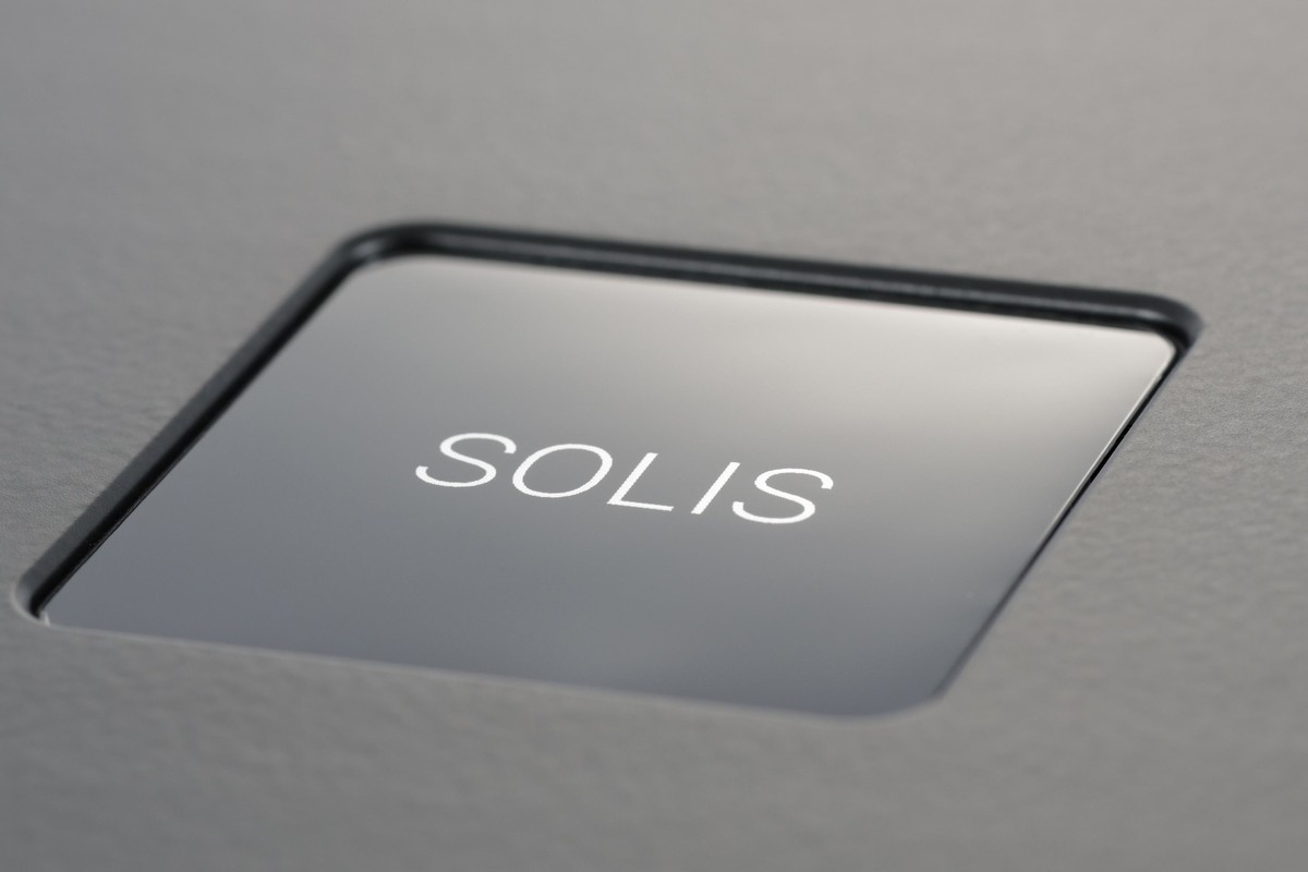 Ensemble Mercury + Solis empilé dans un rack hi-fi