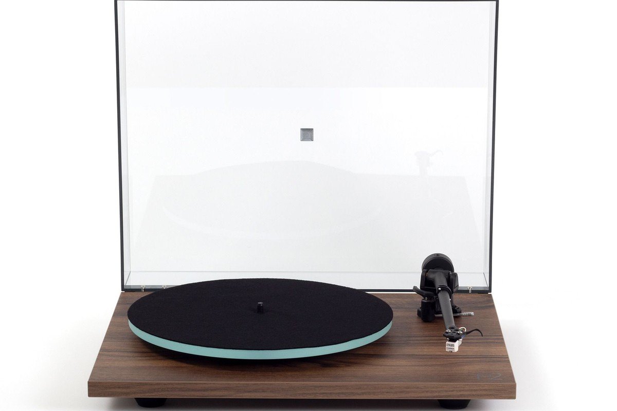 Platine vinyle à plinthe bois clair posée sur un meuble bas