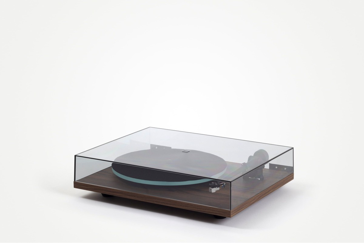 Platine vinyle en situation dans un intérieur, disque en lecture