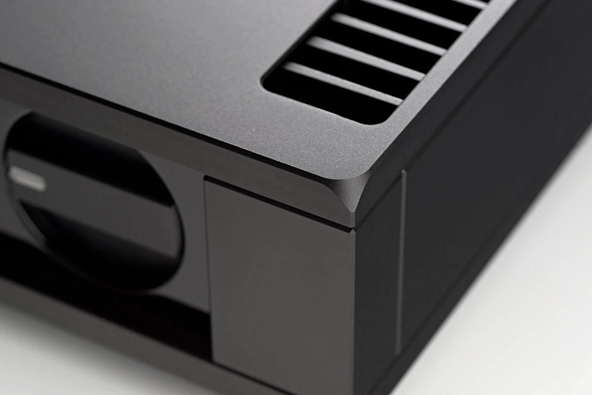 Detail of the lateral sink and aluminum cabinet