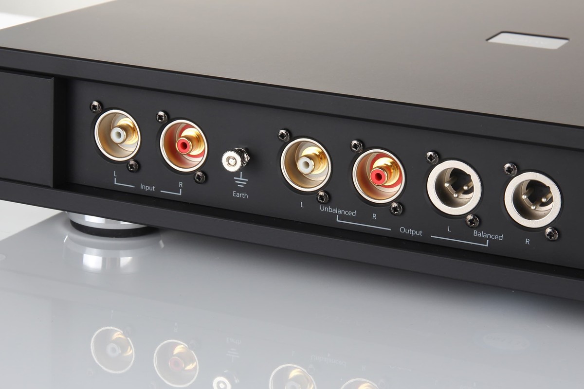 Rear face with RCA inputs and XLR symmetrical outputs