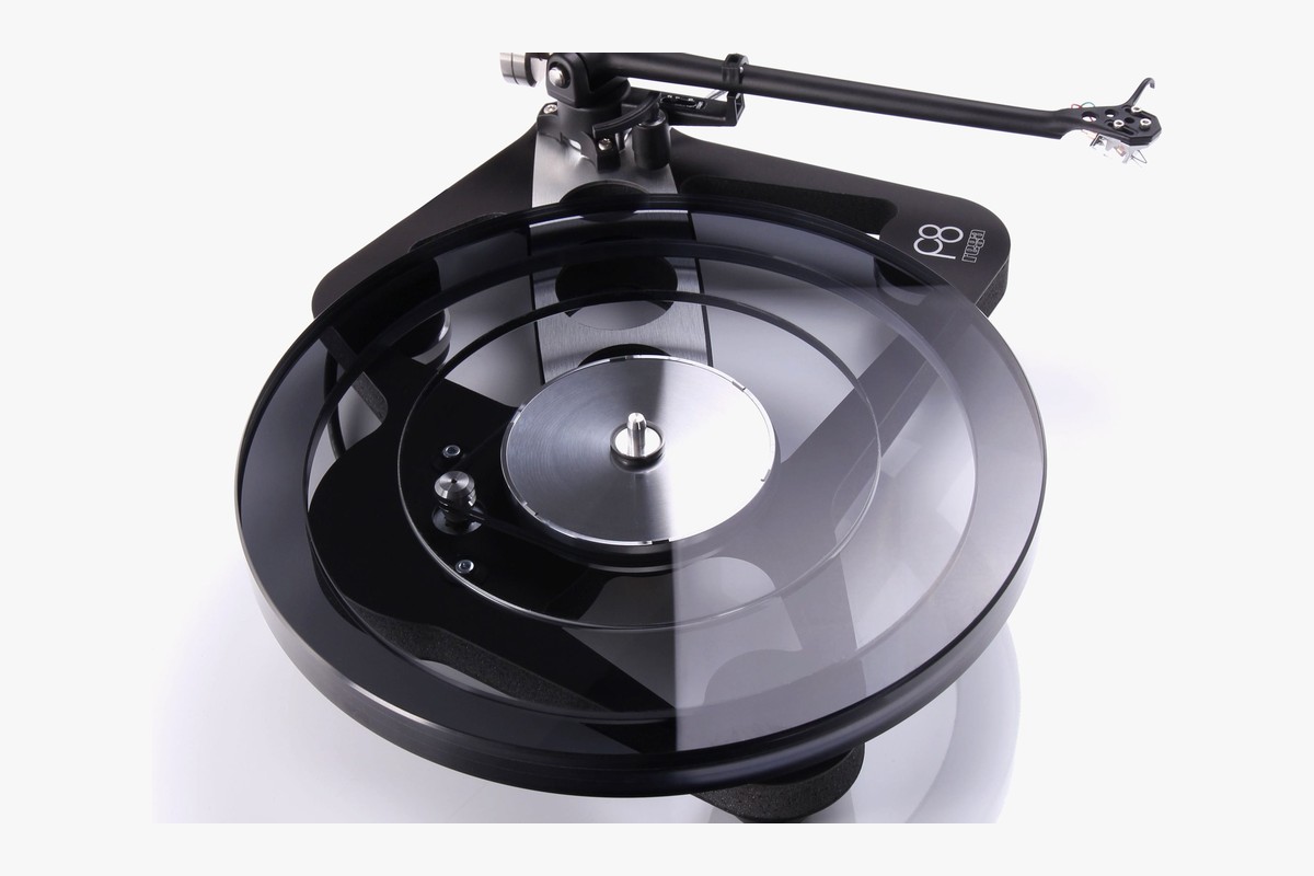 Platine vinyle Rega Planar 8 vue de trois quarts sur fond clair