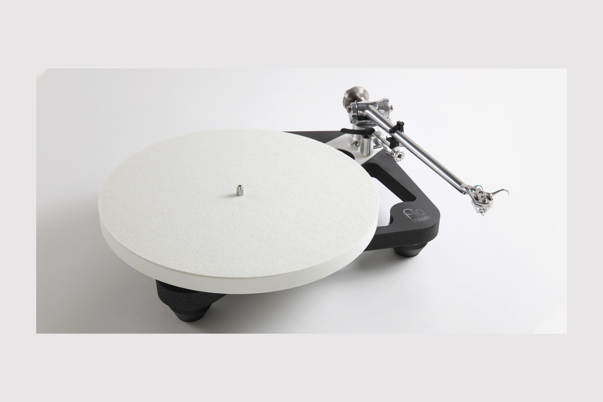 Platine vinyle Rega Planar 10 vue de trois quarts
