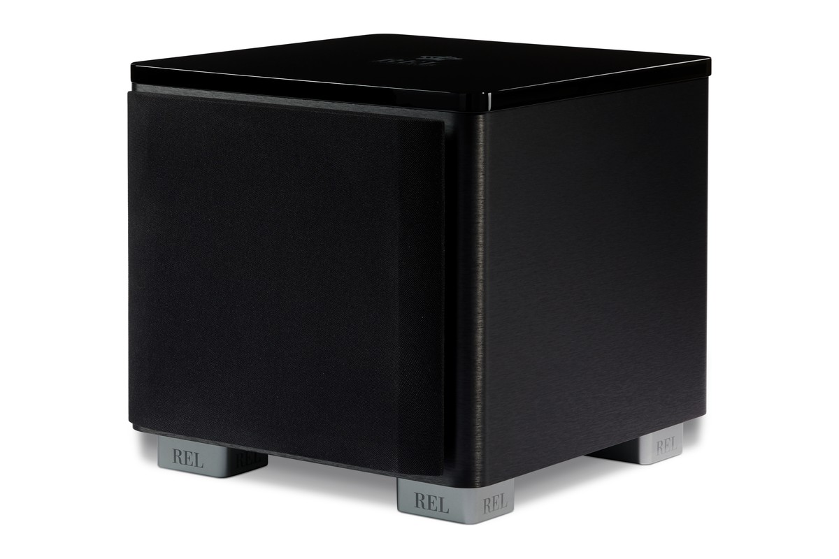 Schwarzer Subwoofer schräg von vorne mit aufgesetzter Abdeckung