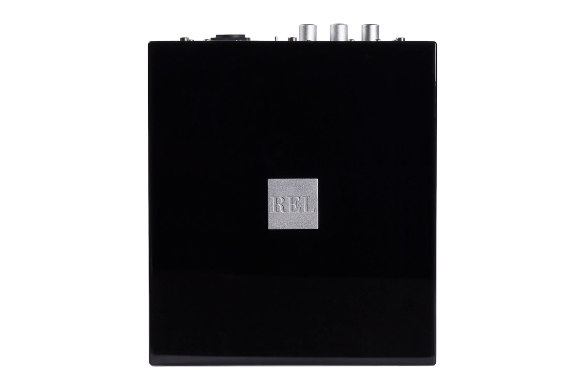 Dessus laqué noir et badge en aluminium vus d'en haut